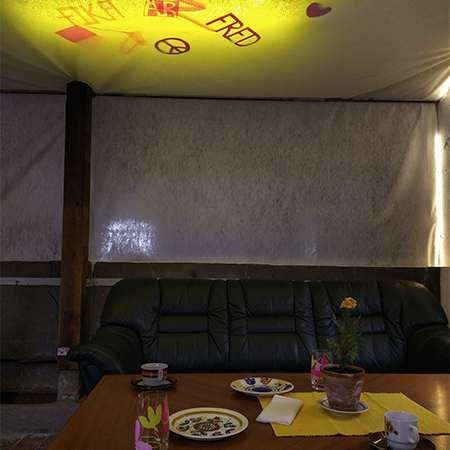 Det går bra att sitta inomhus